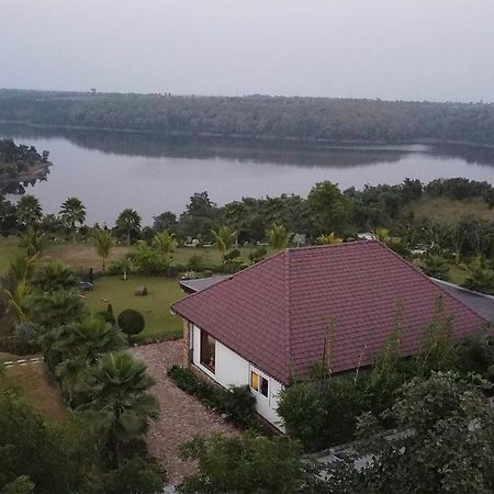 Stayvista'S Lakeside Whispers - Lake & Mountain-View Villa With Lawn & Indoor-Outdoor Games Nagpur Zewnętrze zdjęcie
